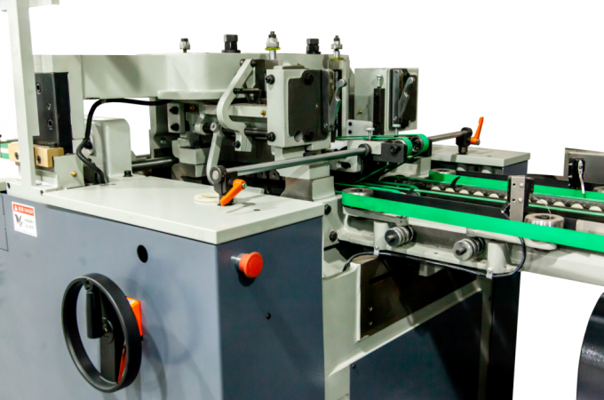 PRY-8D Sammel- und Buchsattel-Stick- und Trimmmaschine 8